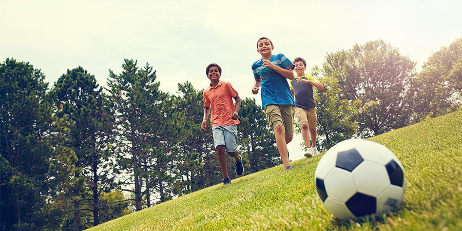 crianças jogando bola 