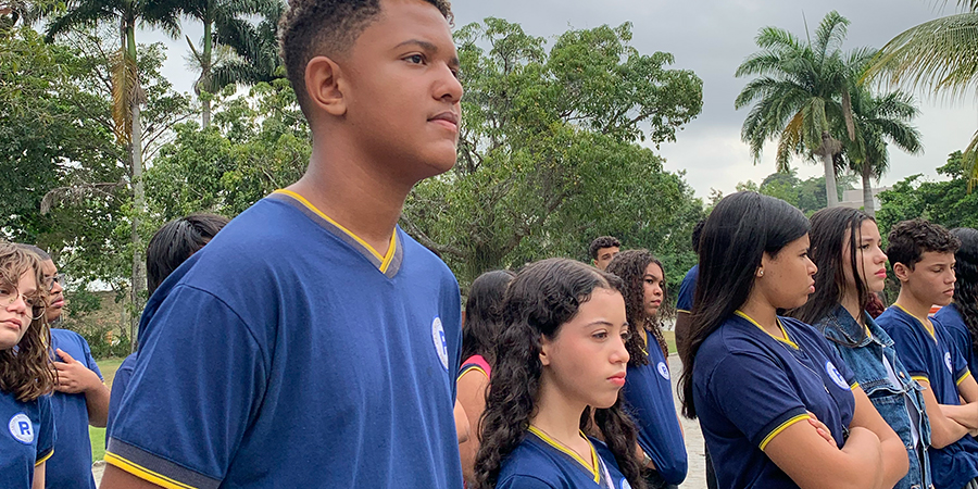 jovens enfileirados 