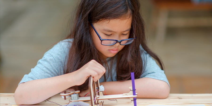 Aluna fazendo um experimento de ciências