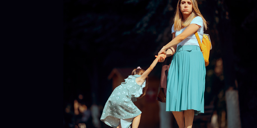 Mãe tenta levar a filha do chão