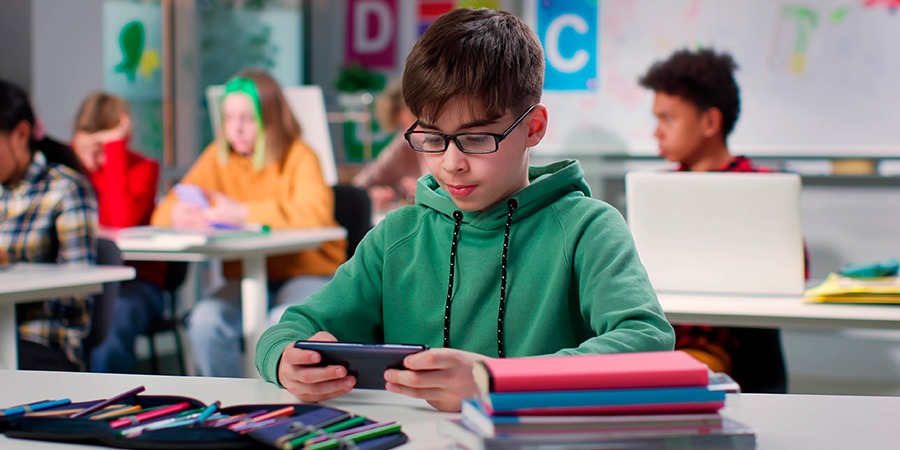 Os impactos do excesso de celular na vida dos jovens 