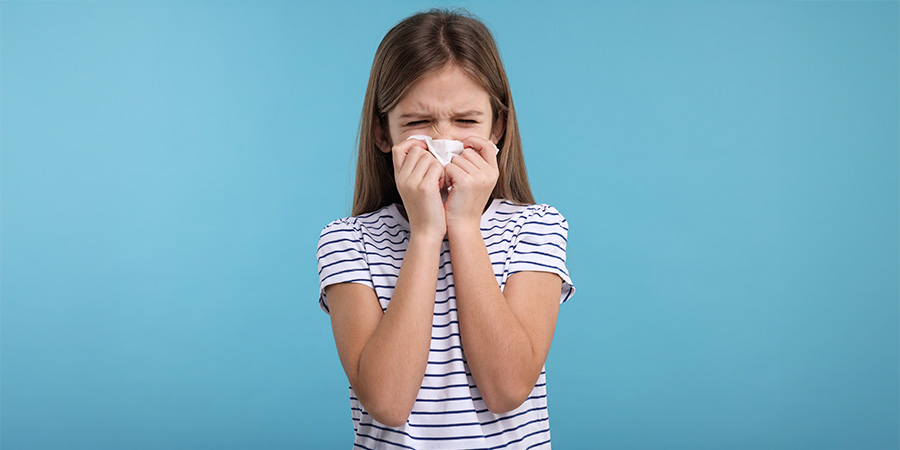 criança tossindo - Entenda as causas da tosse seca em crianças e como tratá-la