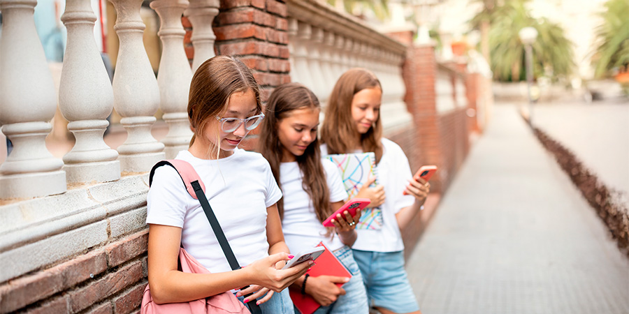 adolescentes no celular - Redes sociais podem ampliar conexões e incentivar criatividade