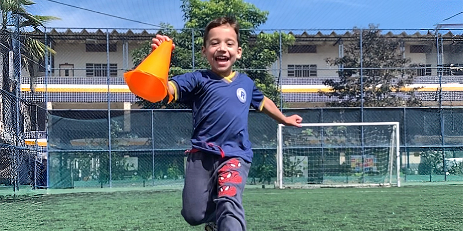 O impacto do sedentarismo na infância e menino correndo 