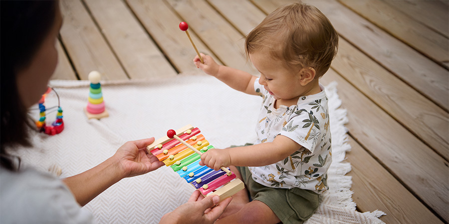 bebê tocando xilofone -Os benefícios da música no desenvolvimento cognitivo e emocional infantil
